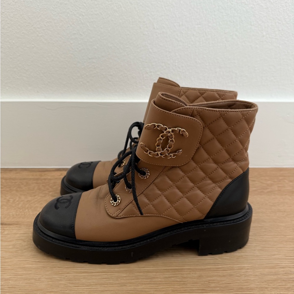 CHANEL
Lambskin Calfskin Quilted Lace Up Combat Boots 39.5 Light Brown - Picture 12 of 12
